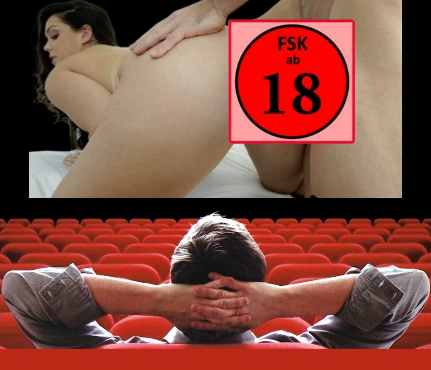 Ein Mann sitzt mit den Händen hinter dem Kopf verschränkt im Kinosessel