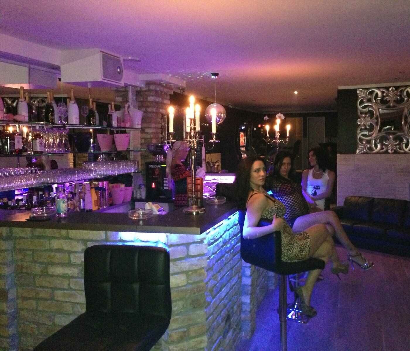 3 Frauen am Tresen eines Nachtbordells