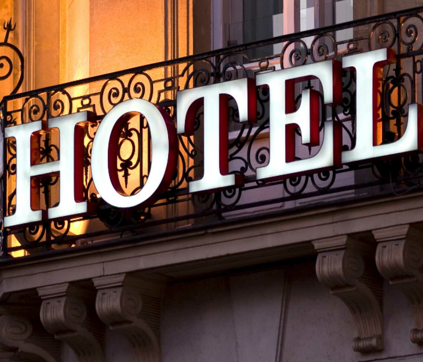 Fassade mit eine Leuchtreklame Hotel