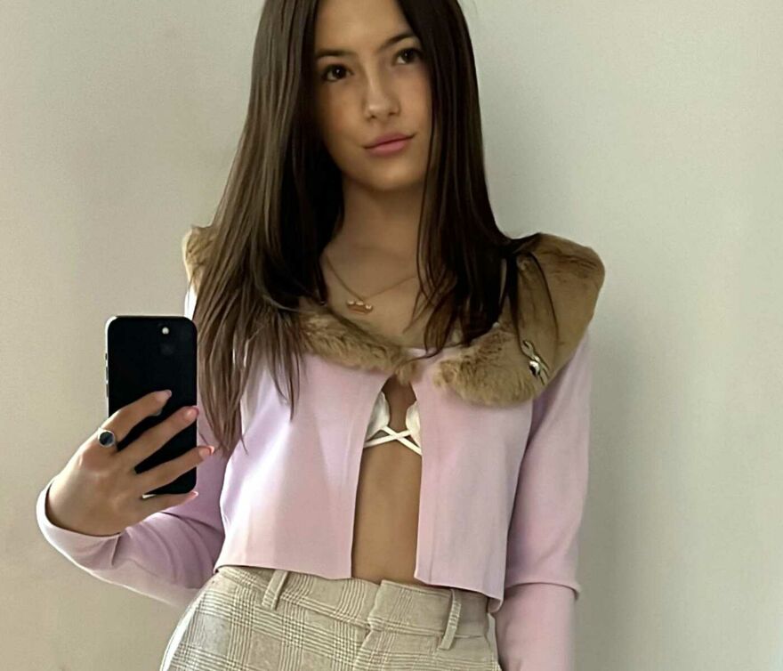 Das zierliche Callgirl Vivian fotografiert von sich ein Selfie