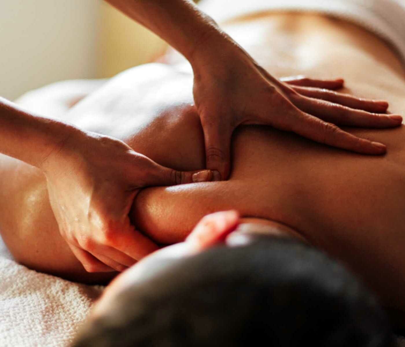 Einem Mann wird die Schulter massiert