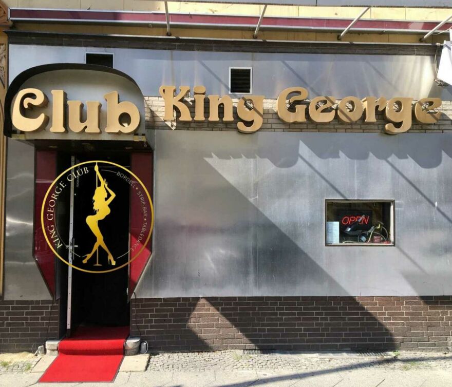 Außenansicht mit Eingang Bordell King George in Berlin-Schöneberg