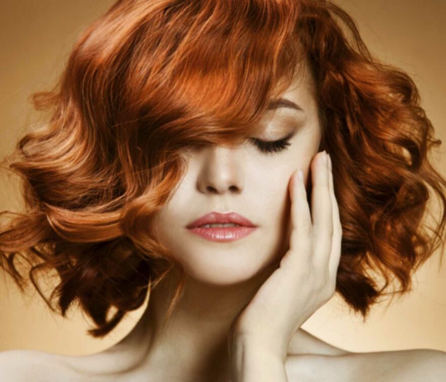 Zum Erotik-Job im Massagestudio Ameliya Porträtaufnahme einer sehr schönen rothaarigen Frau mit geschlossenen Augen