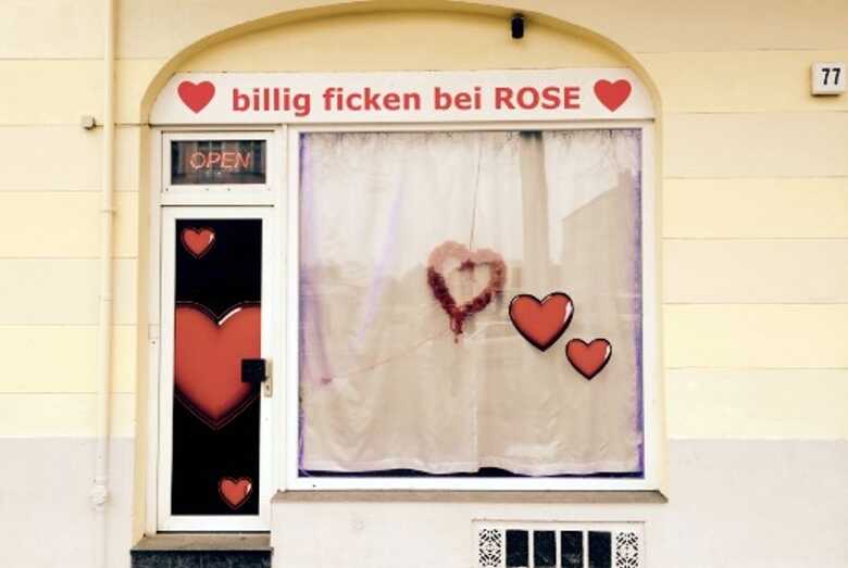 Außenansicht und Eingang des Billig Puff