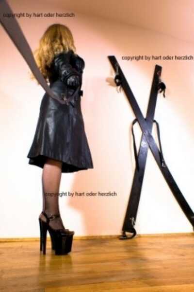 Domina Maria vor dem Andreaskreuz