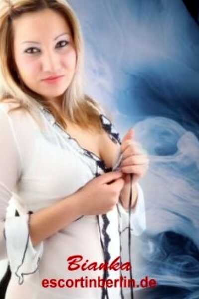 Verträumt schaut das hübsche Callgirl Bianka in die Kamera