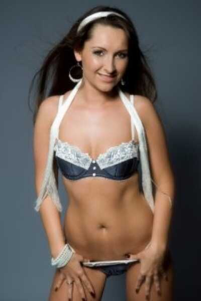 Escort Girl Viola im Bikini