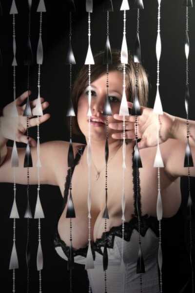 Escort Girl Kamilla hinter einem Vorhang