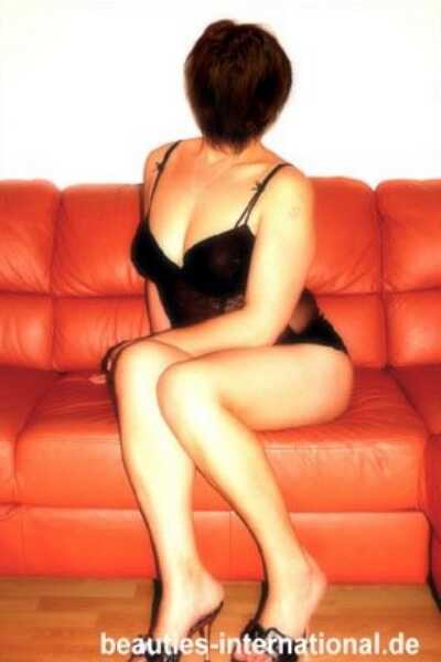 Escort Girl Diana sitzt auf der Couch