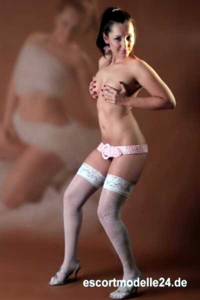 Escort Girl Olivia in tanzender Pose