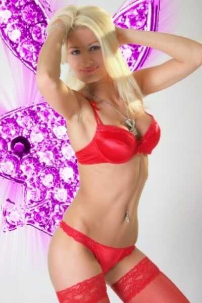 Escort Girl Paris in rotem Bikini und Engelsflügeln