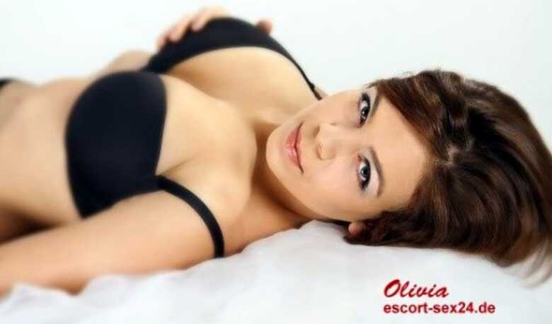 Escort Girl Olivia in schönem BH schaut lasziv in die Kamera