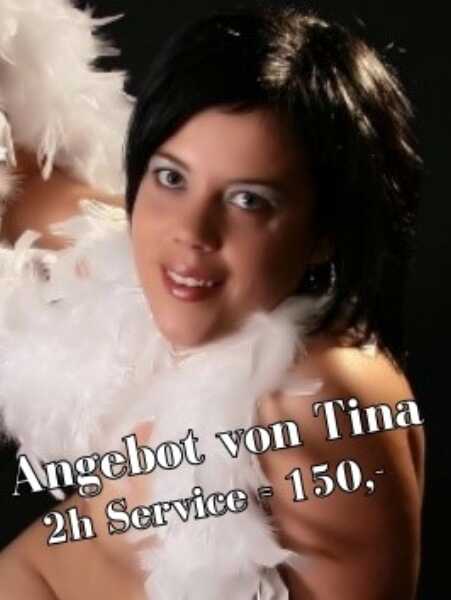 Escort Girl Tina mit Federboa bietet 2 Stunden zum Preis von einer Stunde.