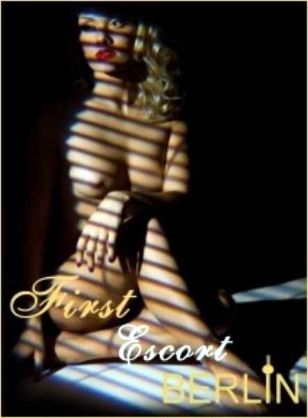 nacktes Escort Girl wirbt für First Class Escort Berlin