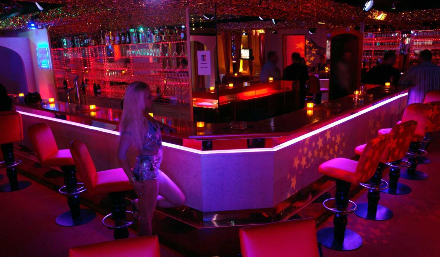 auf diesem Tresen tanzen die Nutten im Bordell Caligula