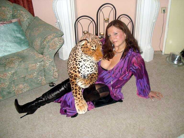 Berliner Privatmodell Julia mit Kuscheltier