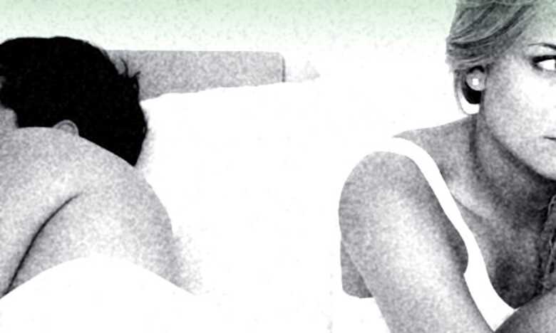 Ein Paar liegt frustriert Rücken gegen Rücken in einem Bett