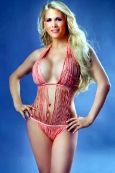 TS Vanessa zeigt ihre üppige Oberweite