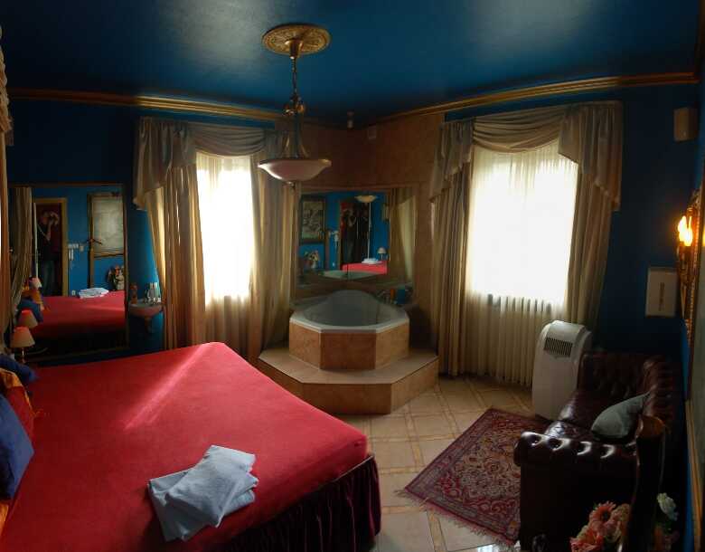 Foto von einem klimatisiertem Liebeszimmer mit kleinem Pool im Bordell Bel Ami in Berlin